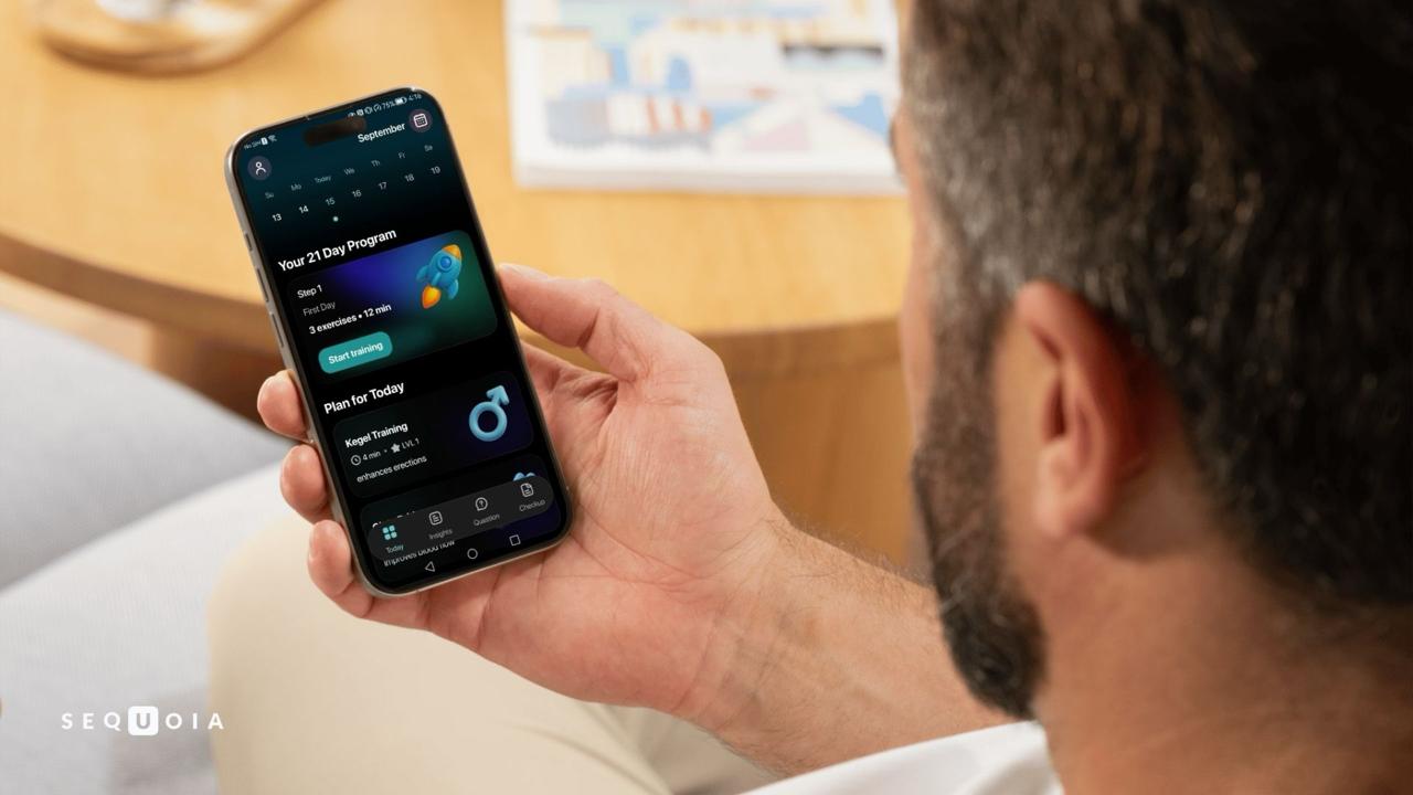 Мужчина держит Android телефон с запущенной Sequoia и главным экраном